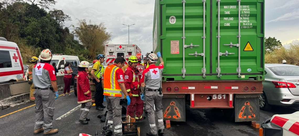 Motociclista muere atropellado por tráiler cerca del peaje de Escazú en Ruta 27