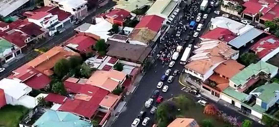 Video: Universitarios también se tiran a las calles en Heredia