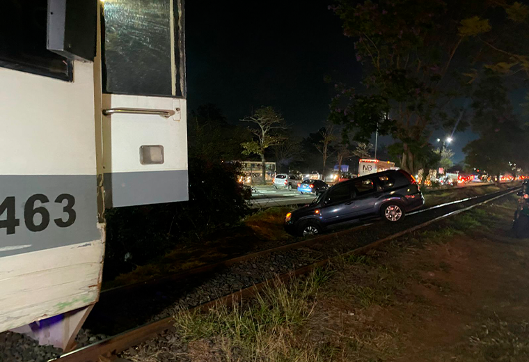 ¡Hasta el tren se vio afectado! Chofer intenta cruzar por la línea para evitar presas y queda atascado