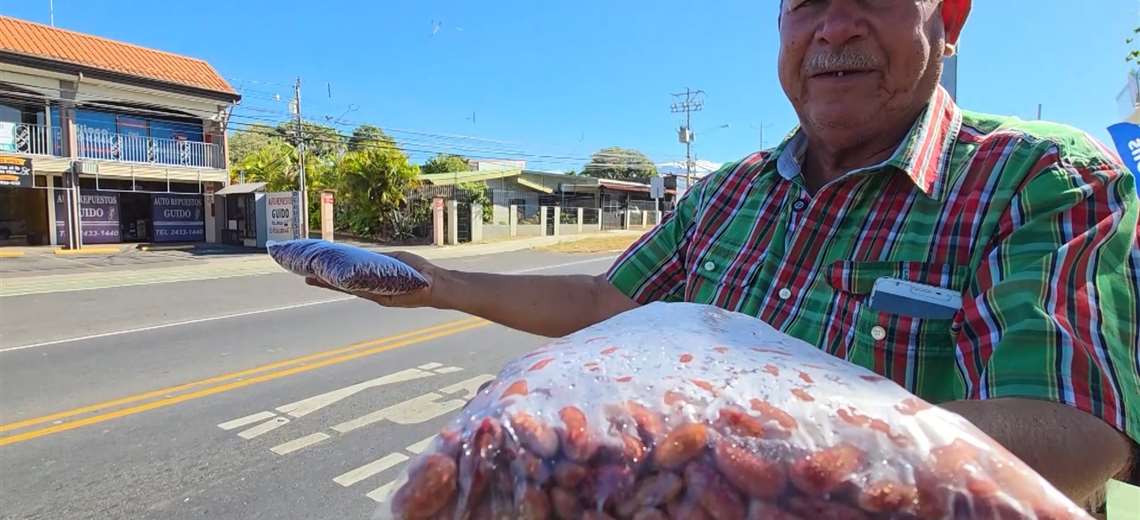 El Manicero de Alajuela que cada mañana convierte su puesto en el lugar más feliz del barrio