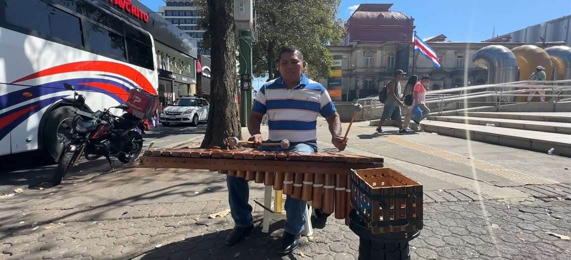 Este nicaragüense reinventó la marimba para llevar su música a cada calle de San José