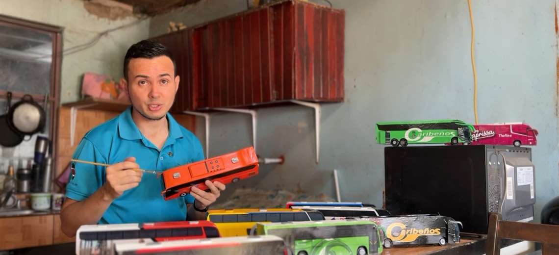 Estos buses ticos no ruedan las calles: viven en la madera tallada por un artesano de Aserrí