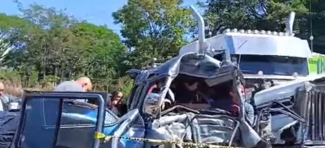 Choque entre tráiler y buseta con niños en La Garita de Alajuela
