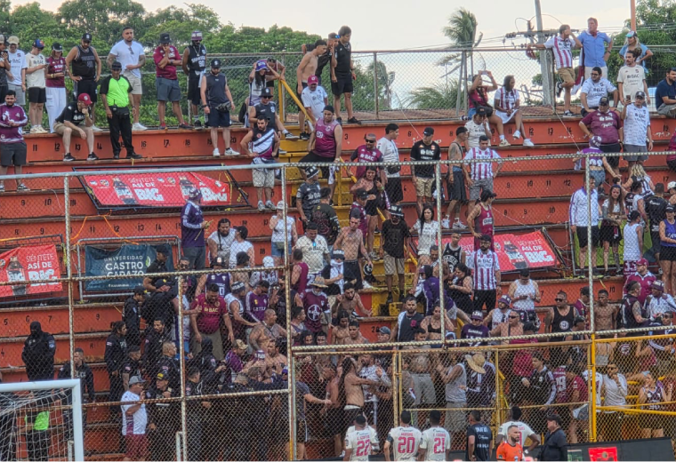 Enfrentamiento en gradería pausa juego entre Puntarenas y Saprissa en el Lito Pérez