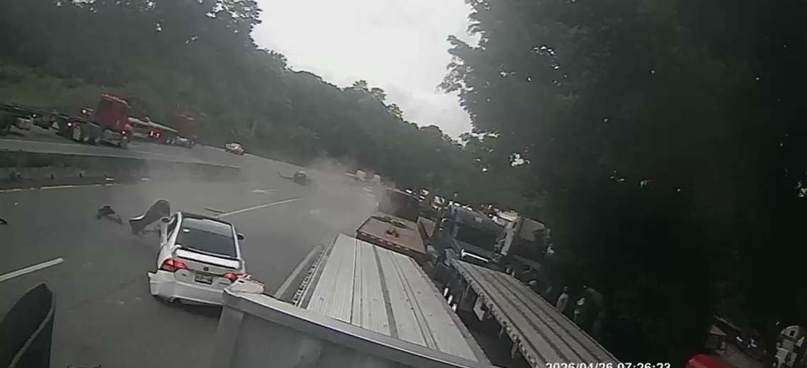 Choque entre dos carros y un camión en Moín quedó registrado en video