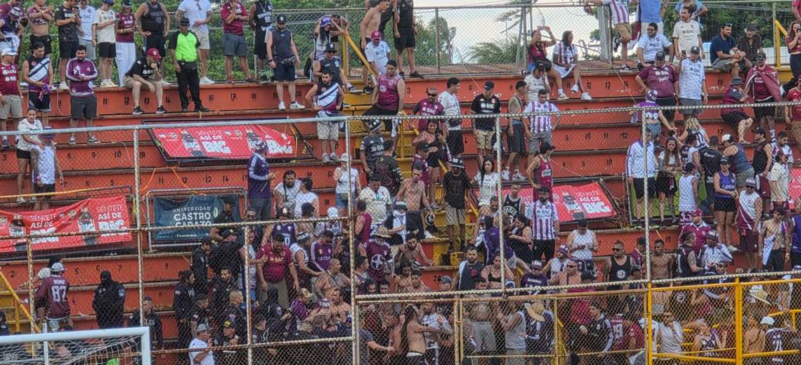 Una cadena de oro desató la riña entre aficionados y policías en el Puntarenas vs. Saprissa
