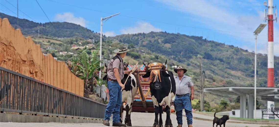 El boyero de Escazú que se niega a dejar morir una tradición y conserva una casa de adobe intacta