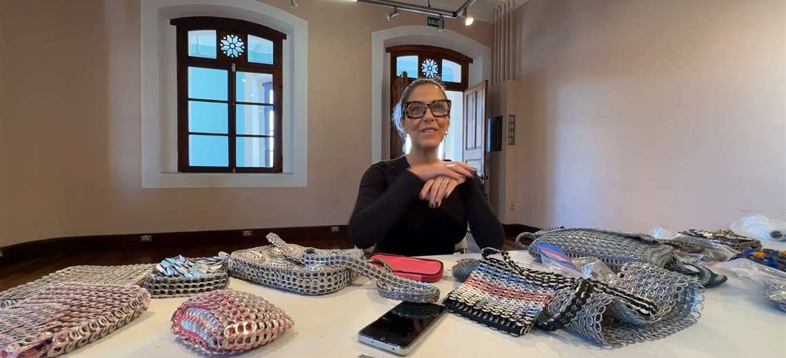 Este emprendimiento nació de una cartera prestada y hoy convierte tapas de lata en moda sostenible