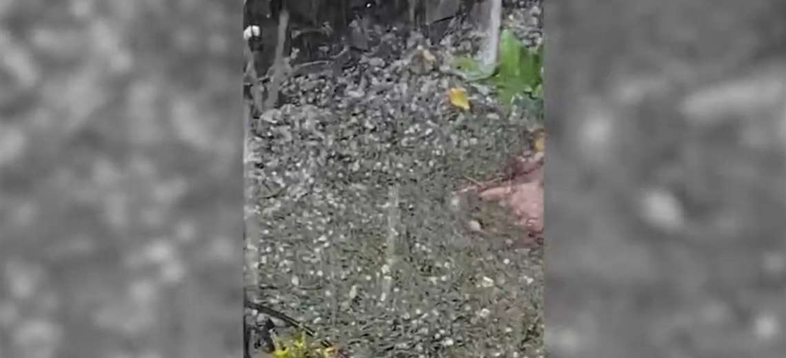 Video: Granizo y fuertes aguaceros sorprenden a vecinos en Tacares de Grecia