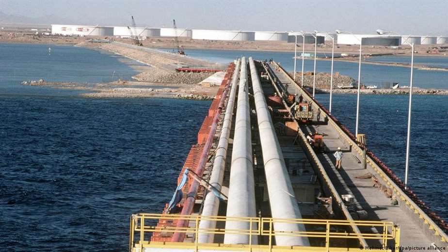 El bloqueo del  estrecho de Ormuz impulsa rutas alternativas para el crudo
