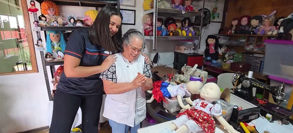 La abuela que a sus 82 años fabrica la muñeca de trapo más pequeña del país