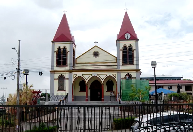Este sacerdote predica también sobre ruedas