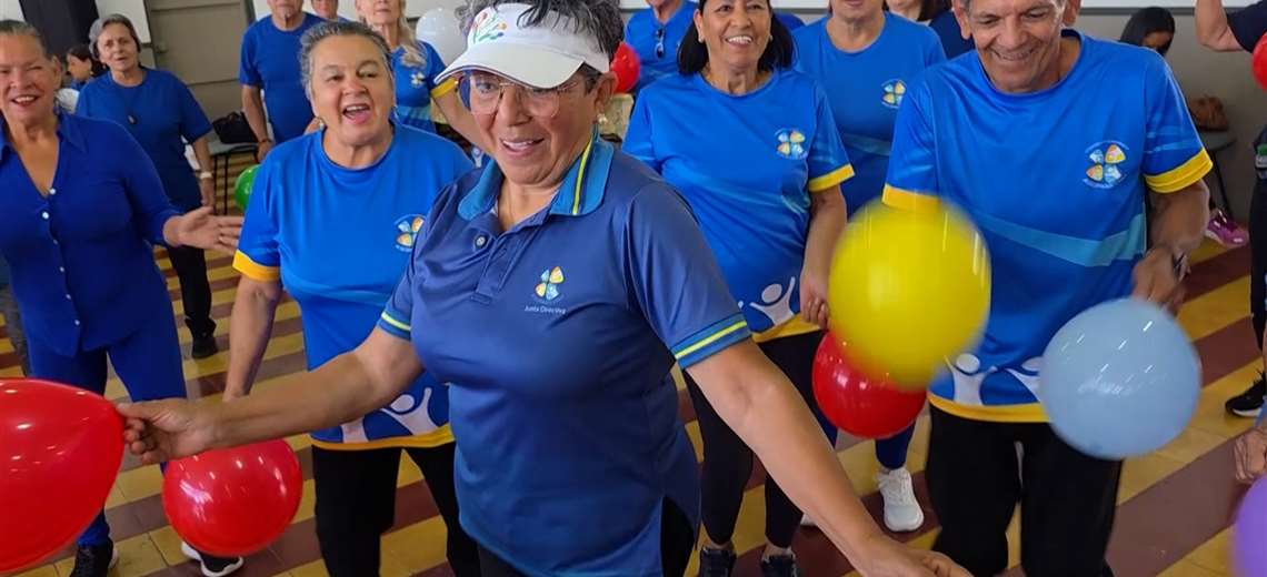 Doña Lilly tiene más de 60 años, baila mejor que muchos y dedica su vida a servir a su comunidad