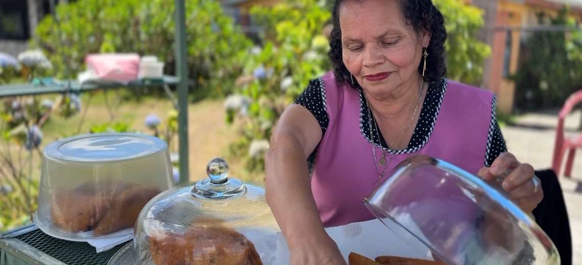 En este puesto de empanadas de Rancho Redondo, la dueña baila, ríe y alegra a quien llega