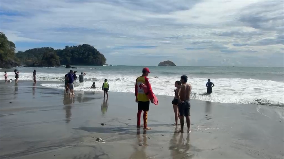 Joven tiene 10 horas de estar desaparecido en playa Manuel Antonio