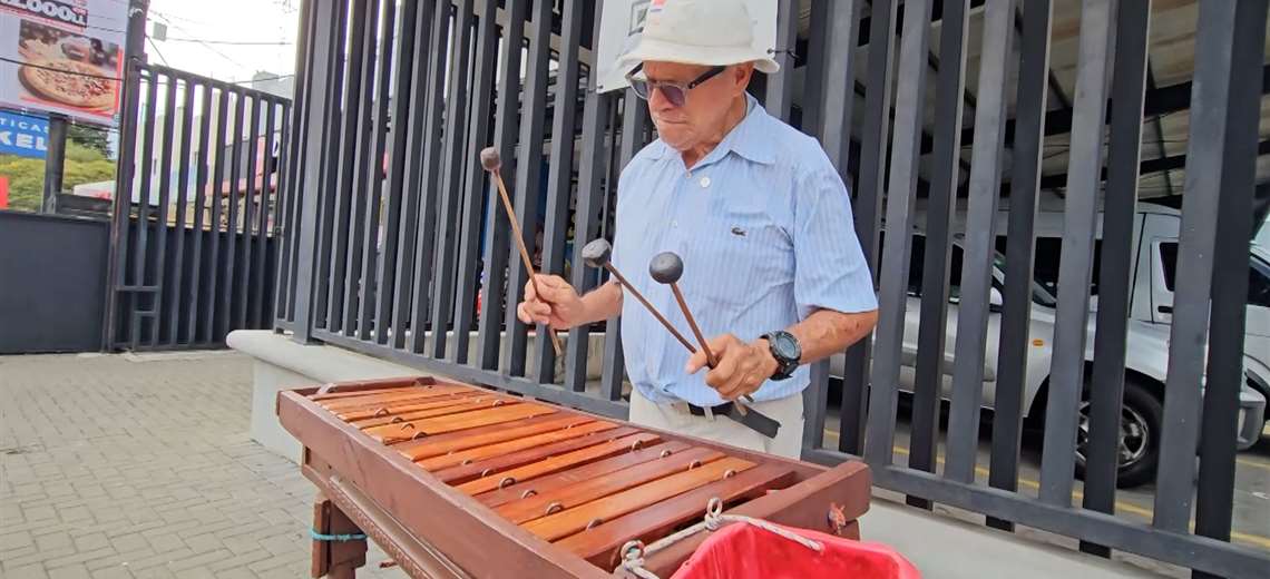 Manuel tiene 80 años, una marimba con ruedas y 30 años de recorrer Alajuela con su música