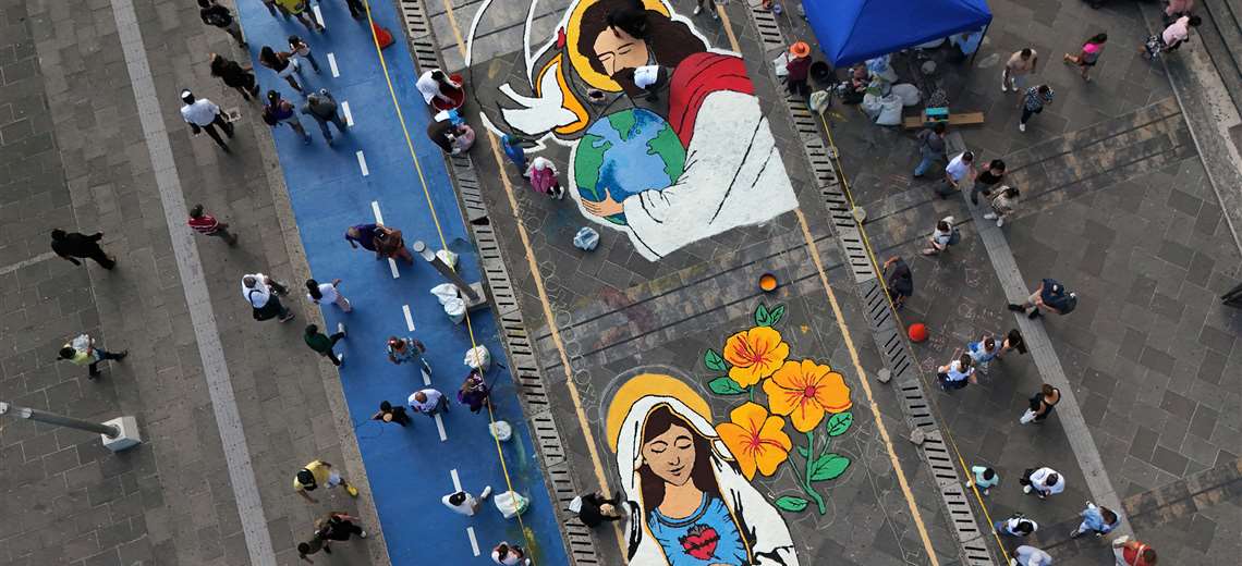 Salvadoreños elaboran alfombra de sal de más de 1 km en Semana Santa