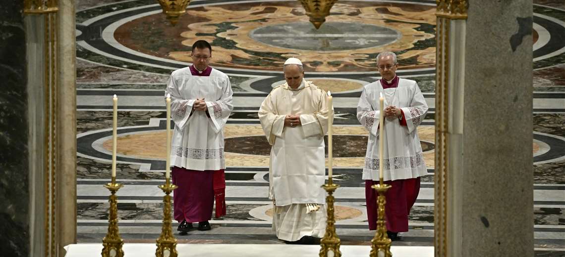 Primer viacrucis del papa León XIV en el Coliseo, en tiempos de guerra