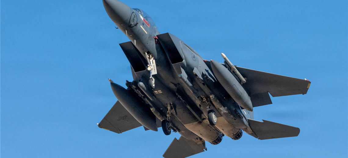 Medios de EE. UU. afirman que comandos penetraron profundamente en Irán para rescatar a aviador derribado