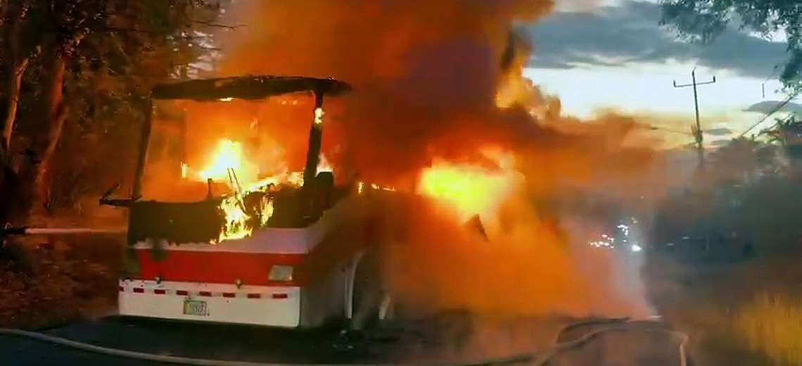 Bus de Quepos Cambute se quemó y partido ante Grecia fue suspendido