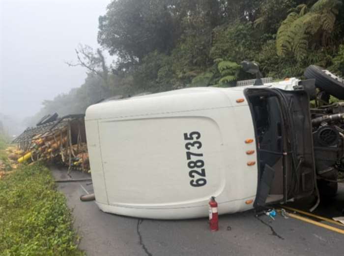 Vuelco de camión con cilindros de gas mantiene el paso cerrado en Interamericana Sur - Imagen de la noticia