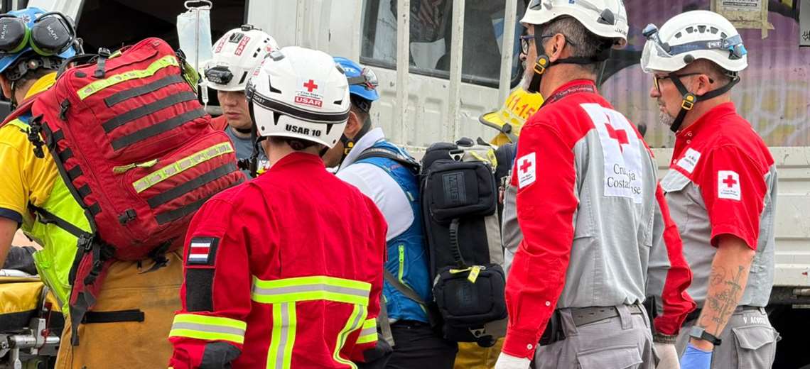 Dos niños y tres adultos graves tras choque de camión con motocicleta y poste del tendido eléctrico