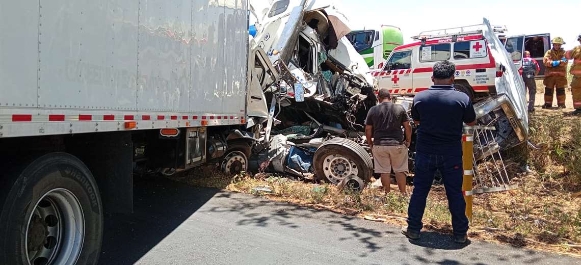 Aparatoso choque entre camiones y carro deja tres heridos graves en Guanacaste