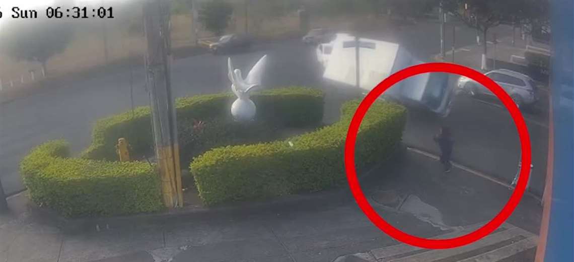 Video: Camión vuelca en la Sabana y casi aplasta a una mujer