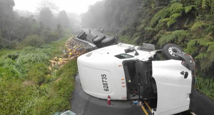 Carretera Interamericana Sur se mantendrá cerrada tras vuelco de camión