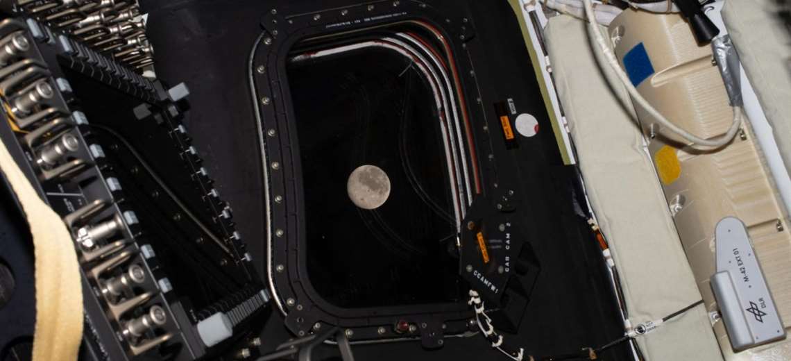 Astronautas de Artemis II pasan detrás de la Luna y se preparan para eclipse solar