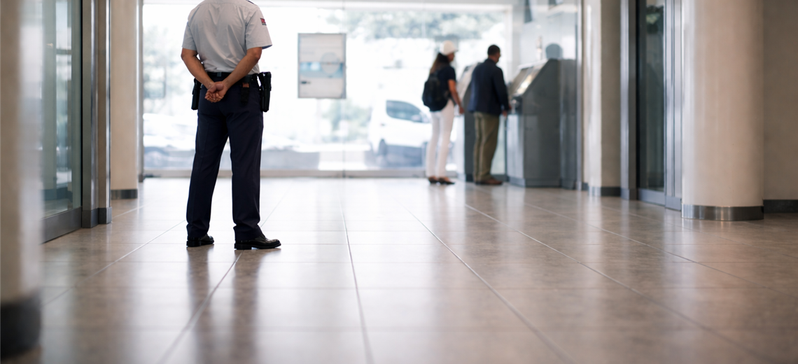 Avanza reforma para prohibir que trabajadores estén de pie toda la jornada laboral