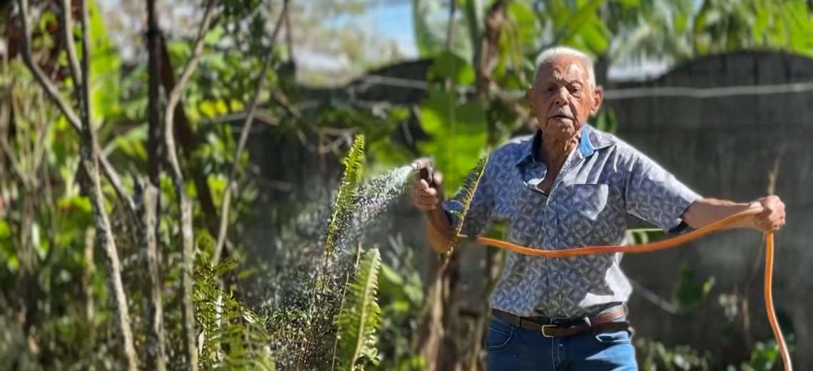 Con 95 años siembra alegría en Santa Bárbara de Heredia