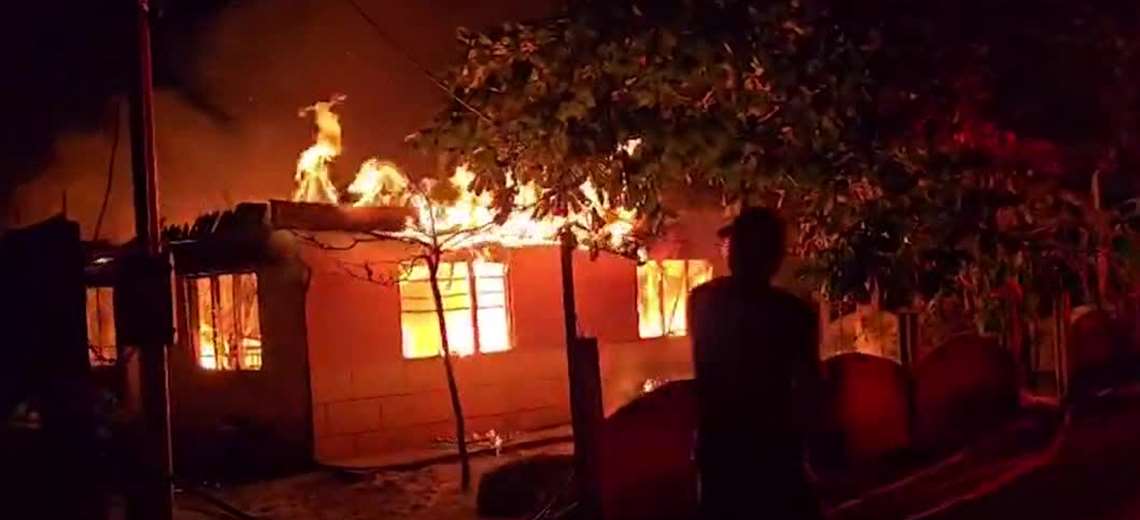 Incendio consume casa en Atenas: familia y mascotas lograron ponerse a salvo - Imagen de la noticia