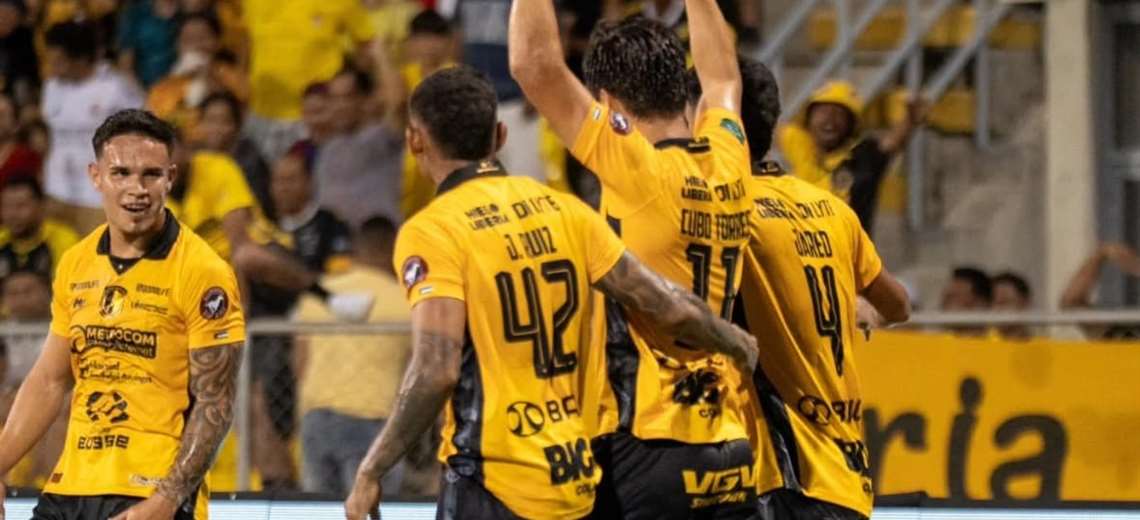 Con una fiesta de goles, Liberia humilla a San Carlos y desplaza a la Liga del cuarto lugar