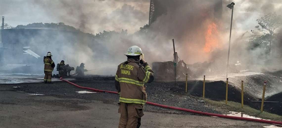 Un muerto y dos heridos al explotar camión con combustible cerca del canal de Panamá