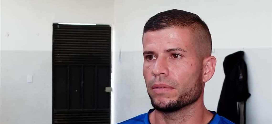 Utilero arriesga su vida para salvar uniformes y balones de bus en llamas en Alajuela - Imagen de la noticia