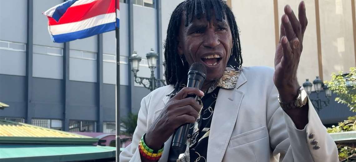 El estadounidense que convirtió las calles de San José en su escenario y ya es viral