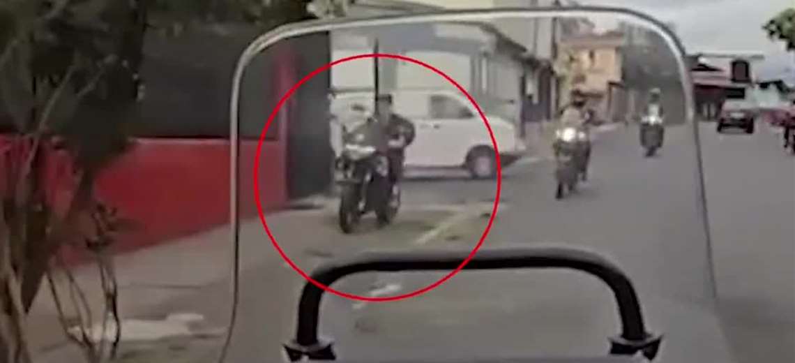 Sin casco, sin licencia y con placas falsas: motociclista capturado en San Sebastián