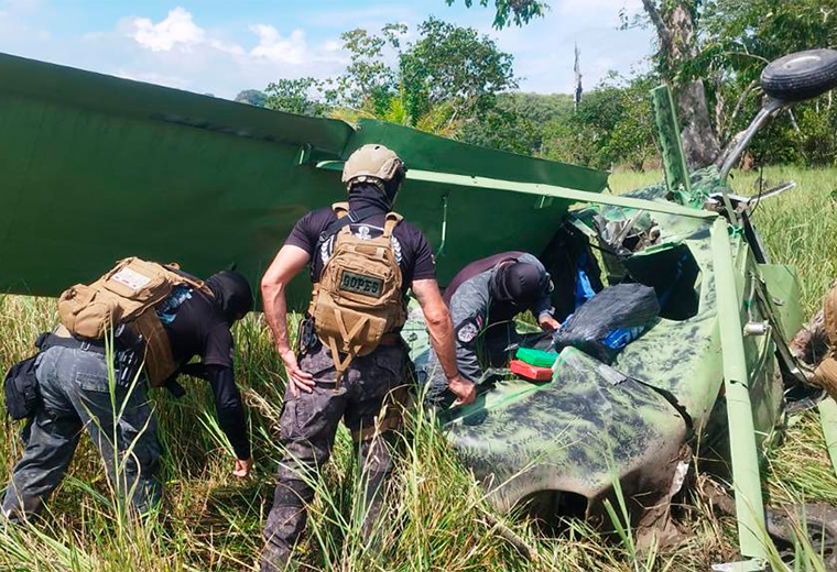 Policía encuentra 205 paquetes de droga en aeronave obligada a aterrizar en Zona Sur