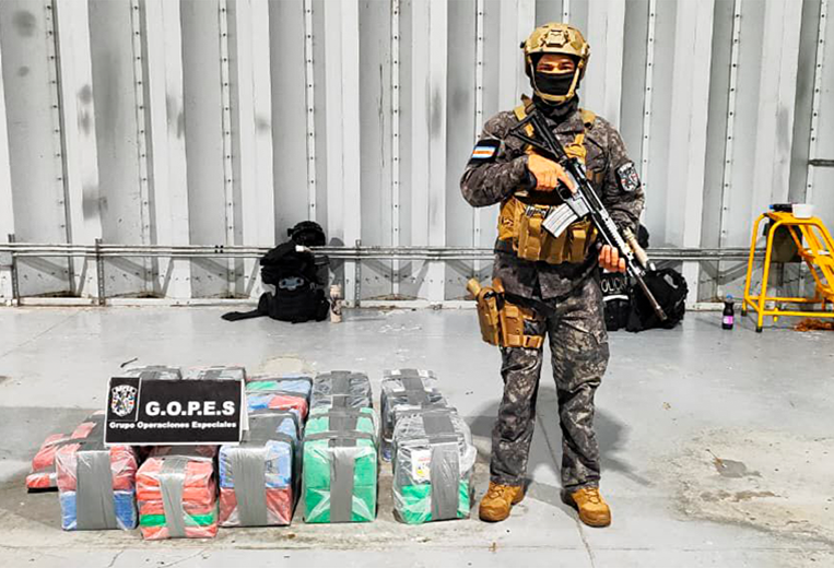 Policía encuentra 250 paquetes de droga en aeronave obligada a aterrizar en Zona Sur