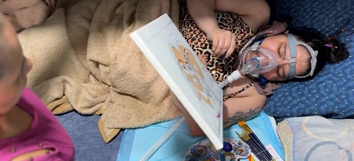 Esta artista de El Pochote pinta desde su cama y demuestra que la enfermedad no define el espíritu