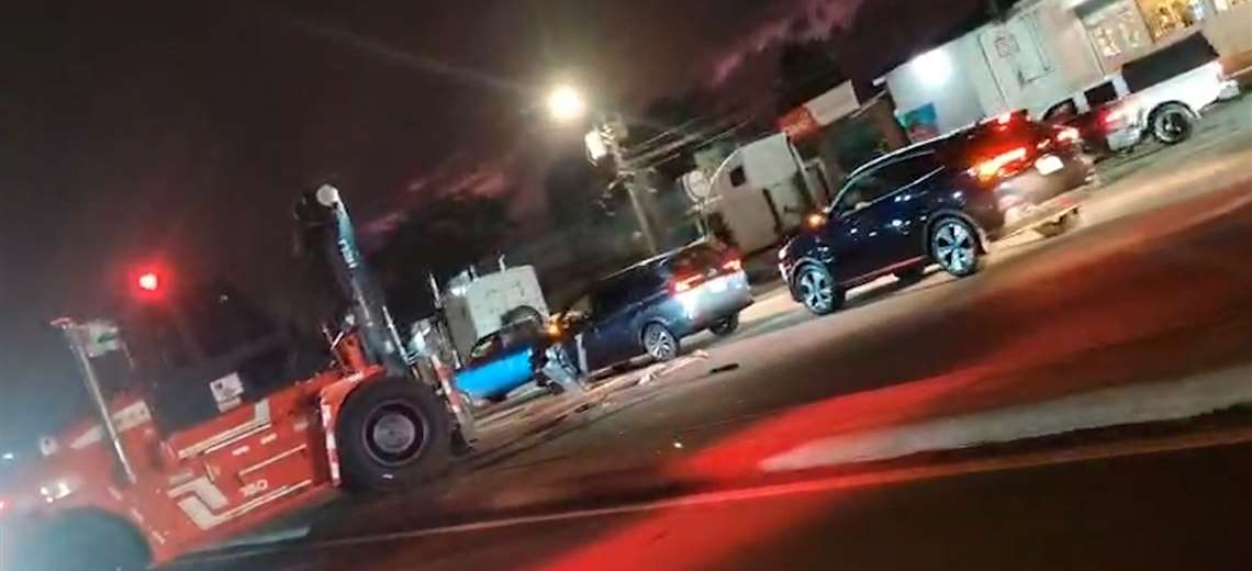 Video: Chofer muere tras violento choque entre montacargas y carro en Limón