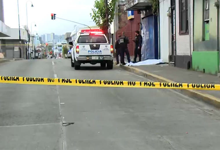 Mortal ataque con arma blanca provoca cierre vial en Avenida 10