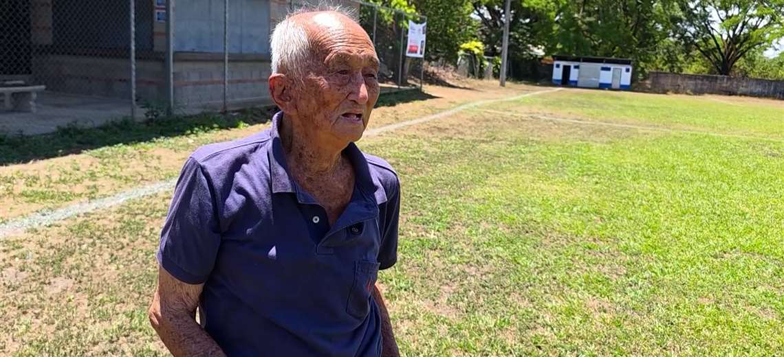 Don Pipe tiene 99 años, vivió las épocas doradas del fútbol tico y todavía demuestra su técnica