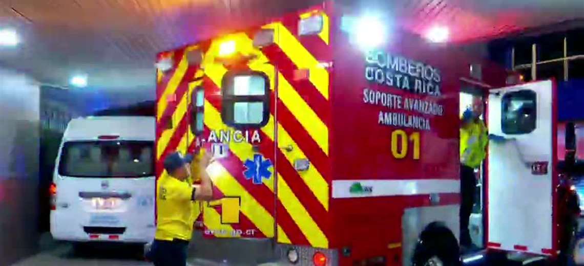 Video: Llega al Hospital Calderón Guardia policía que recibió disparo en Limón