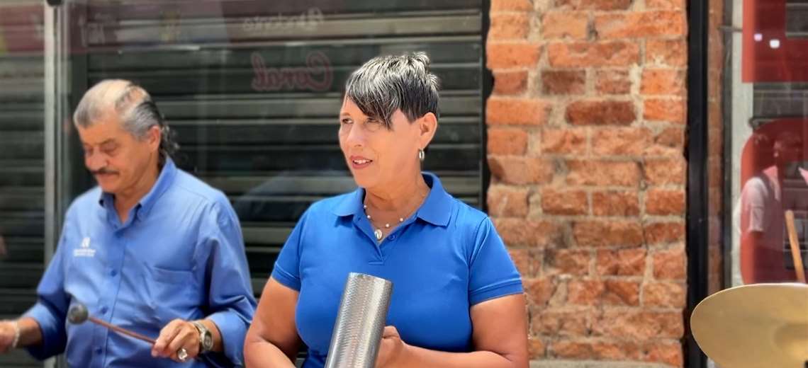 Lo que Luci Jiménez hace cada día en la Avenida Central con un güiro detiene a todo el que pasa