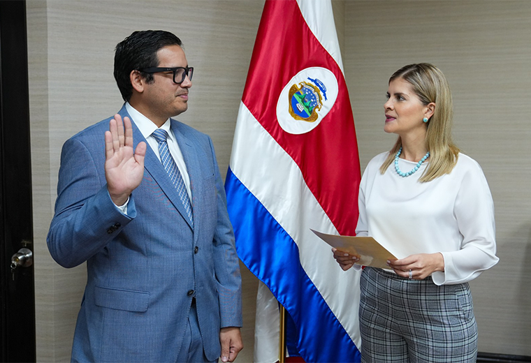 Víctor Carvajal asume Viceministerio de Ingresos en Hacienda