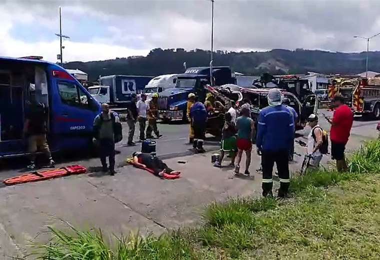 Violento choque entre tráiler y ambulancia deja tres heridos graves en ...