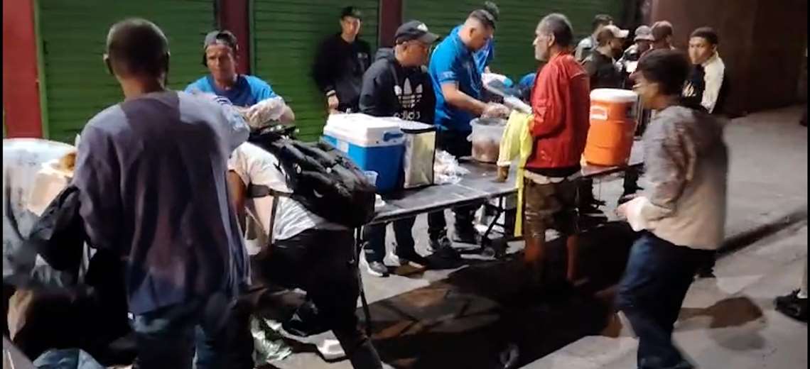 Personas solidarias llevaron comida a habitantes de calle en San José