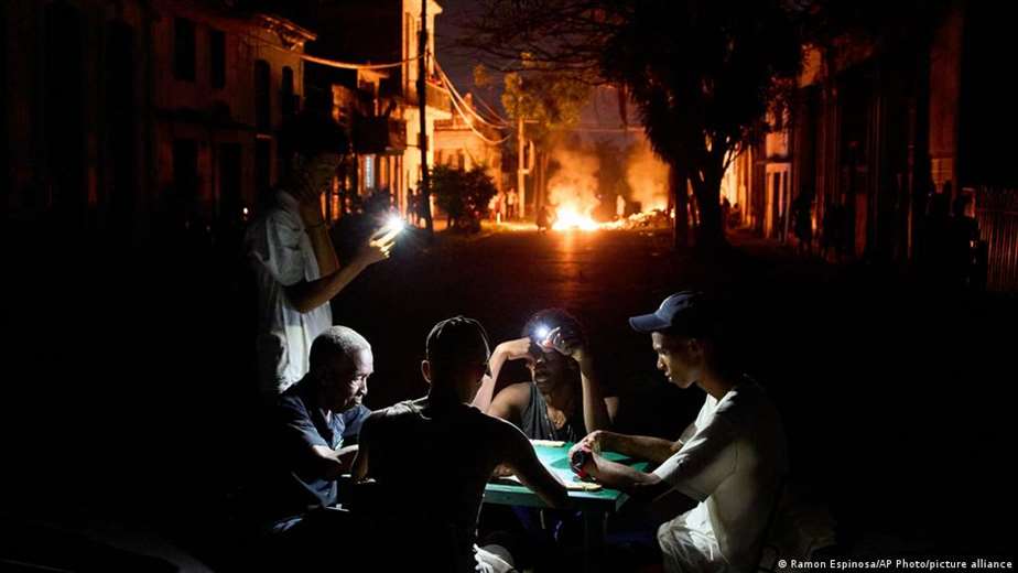 Cuba-EE. UU.: tensión, drones y mochilas de emergencia